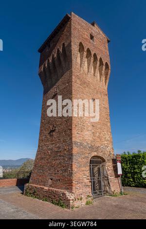 Ancienne tour de San Matteo dans le centre historique de Montopoli dans le Val d'Arno, Pise, Italie Banque D'Images