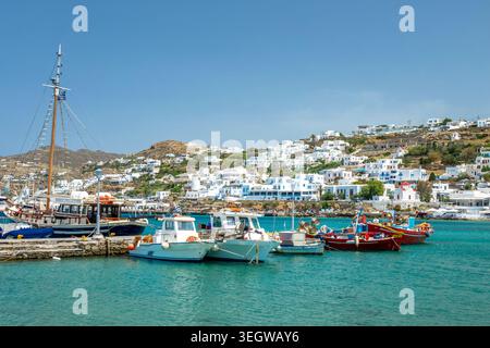 Bateaux de pêche colorés dans le vieux port de Mykonos, îles des Cyclades, Grèce Banque D'Images