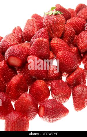 Les fraises fraîchement cueillies sont lavées délicatement dans un bol d'eau. Banque D'Images