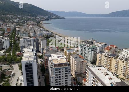 Image aérienne de Vlora Coastal Apartment Blocks, plage et Promenade Banque D'Images
