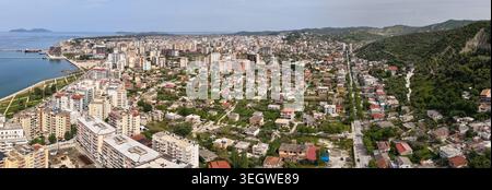 Vue aérienne panoramique large du paysage urbain de Vlora et de la périphérie côtière Banque D'Images