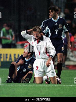David Beckham réagit après avoir été expulsé par l'arbitre danois Kim Milton Nielsen pour son départ à Diego Simeone lors du match de deuxième tour de Coupe du monde entre l'Angleterre et l'Argentine à Saint Etienne le 30 juin 1998. Banque D'Images