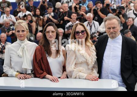 Cannes, France. 21 mai 2026. © PHOTOPQR/NICE MATIN/Patrice Lapoirie ; Cannes ; 21/05/2026 ; FRANCE-FILM-FESTIVAL-CANNES2026 (de l) L'acteur italien Franco Nero, l'actrice italienne Ornella Muti, l'actrice italienne Martina Scrinzi et l'actrice italienne Isabella Ferrari posent lors d'un photocall du film 'Roma Elastica' lors de la 79e édition du Festival de Cannes, dans le sud de la France, le 21 mai 2026. 71e Festival annuel de Cannes à Cannes, France, mai 2018. Le festival du film se déroulera du 8 au 19 mai. *** Légende locale *** crédit : MAXPPP/Alamy Live News Banque D'Images
