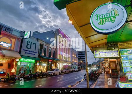 Scène de crépuscule lors d'une soirée pluvieuse avec des boutiques illuminées à Phuket Road, dans la pittoresque vieille ville de Phuket Town, Thaïlande Banque D'Images