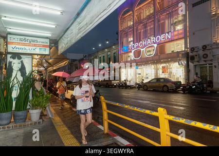 Scène de crépuscule lors d'une soirée pluvieuse avec des boutiques illuminées à Phuket Road, dans la pittoresque vieille ville de Phuket Town, Thaïlande Banque D'Images