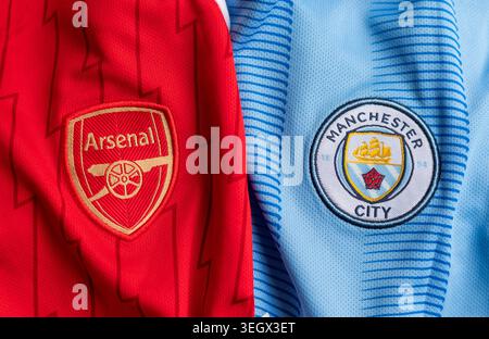 Kiev, Ukraine. 21 mai 2026. Gros plan des écussons des clubs de football d'Arsenal et de Manchester City sur des maillots côte à côte, concept de rivalité sportive. Banque D'Images