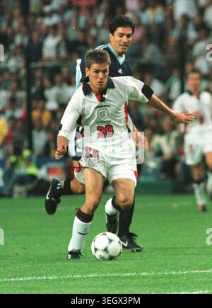 Michael Owen tire un coup devant le gardien argentin Carlos Roa pour marquer un but en solo exceptionnel pour l'Angleterre lors de leur match de deuxième tour de Coupe du monde à Saint Etienne le 30 juin 1998. Banque D'Images