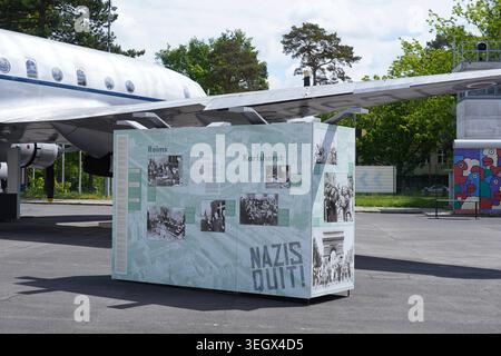 Berlin, Allemagne - 21 mai 2026 : panneau d'information sur la capitulation nazie de la seconde Guerre mondiale par l'avion historique Handley page Hastings au Musée allié. Banque D'Images