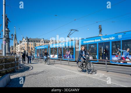 Trafic sur le pont de Djurgården à la rue Strandvägen à la mode au printemps à Stockholm, Suède. Djurgården est une célèbre zone de loisirs Banque D'Images