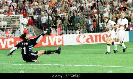 Michael Owen tire un coup devant le gardien argentin Carlos Roa pour marquer un but en solo exceptionnel pour l'Angleterre lors de leur match de deuxième tour de Coupe du monde à Saint Etienne le 30 juin 1998. Banque D'Images