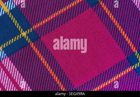 Gros plan de texture de tissu à carreaux rose et bleu avec des accents jaunes Banque D'Images