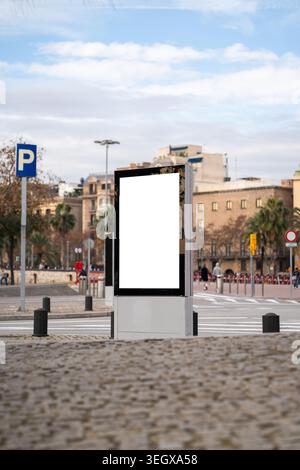 Colonne d'affiche de rue numérique verticale avec un écran blanc vierge Banque D'Images