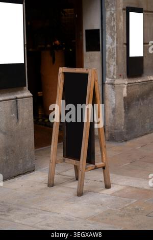 Tableau sandwich blanc en bois avec une zone de menu noire vide Banque D'Images