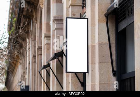 Maquette de signalisation verticale vierge affichée sur une façade de bâtiment en pierre Banque D'Images
