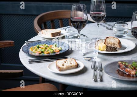 Savourez une expérience culinaire raffinée avec plats gastronomiques et vins raffinés dans un restaurant élégant Banque D'Images