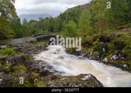 Ashness Bridge, un vieux pont à cheval de paquet traversant emprunte Beck en automne, au-dessus de Derwent Water dans la vallée de Borrowdale, près de Keswick, Cumbria, Royaume-Uni Banque D'Images