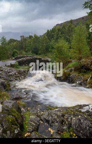 Ashness Bridge, un vieux pont à cheval de paquet traversant emprunte Beck en automne, au-dessus de Derwent Water dans la vallée de Borrowdale, près de Keswick, Cumbria, Royaume-Uni Banque D'Images