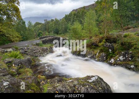 Ashness Bridge, un vieux pont à cheval de paquet traversant emprunte Beck en automne, au-dessus de Derwent Water dans la vallée de Borrowdale, près de Keswick, Cumbria, Royaume-Uni Banque D'Images