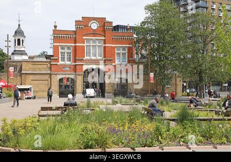 Woolwich Market Square, au sud-est de Londres. Montre un nouveau coin salon paysager avec l'historique Royal Arsenal Gatehouse au-delà. Banque D'Images