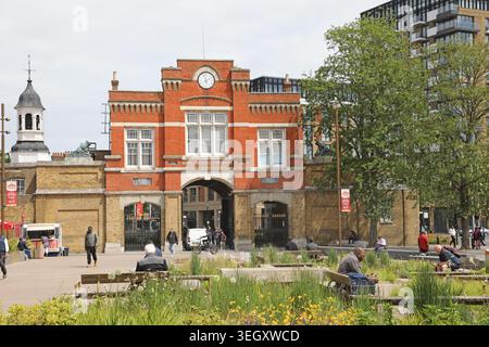 Woolwich Market Square, au sud-est de Londres. Montre un nouveau coin salon paysager avec l'historique Royal Arsenal Gatehouse au-delà. Banque D'Images