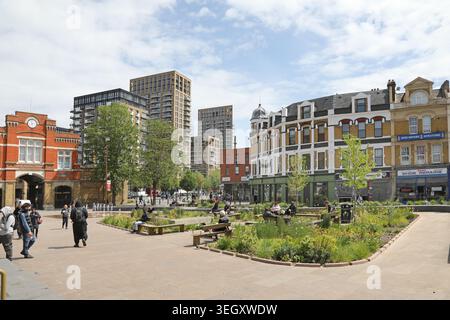 Woolwich Market Square, au sud-est de Londres. Montre un nouveau coin salon paysager avec l'historique Royal Arsenal Gatehouse sur la gauche. Banque D'Images
