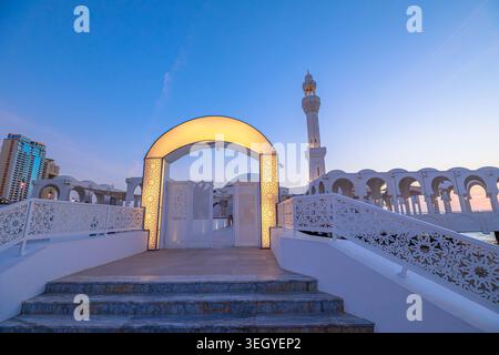 La mosquée Al Rahmah (mosquée flottante) se dresse au-dessus de la mer Rouge sur la Corniche de Djeddah au coucher du soleil, présentant l'architecture islamique élégante, des motifs ornés et Banque D'Images