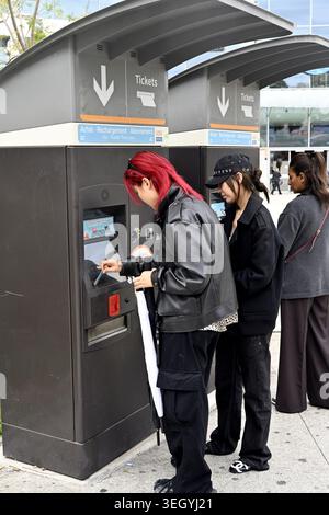 Femme achetant un billet de bus au distributeur automatique en libre-service, Nice France Banque D'Images