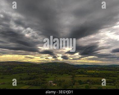 Flintshire, pays de Galles du Nord. Météo britannique : 21 mai 2026, les températures commencent à augmenter avec une canicule sur le chemin, provoquant des nuages lenticulaires sur le Flintshire rural et la chaîne de Clwydian plus près du village de Lixwm, Flintshire, Nord du pays de Galles. ©DGDImages/Alamy Live News Banque D'Images