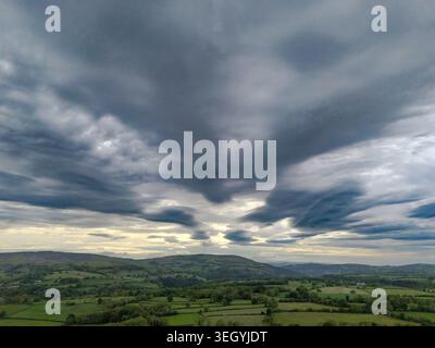 Flintshire, pays de Galles du Nord. Météo britannique : 21 mai 2026, les températures commencent à augmenter avec une canicule sur le chemin, provoquant des nuages lenticulaires sur le Flintshire rural et la chaîne de Clwydian plus près du village de Lixwm, Flintshire, Nord du pays de Galles. ©DGDImages/Alamy Live News Banque D'Images