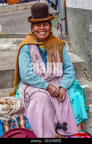 Une femme locale, cholita, portant le chapeau melon traditionnel, la bombine, vend ses marchandises à la Paz, Bolivie Banque D'Images