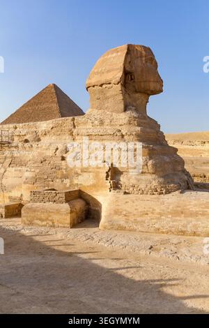 Le Grand Sphinx de Gizeh, avec la Grande Pyramide derrière, le Caire, Egypte Banque D'Images