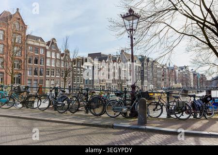 Vélos garés sur un pont de canal, Singel, Amsterdam Banque D'Images