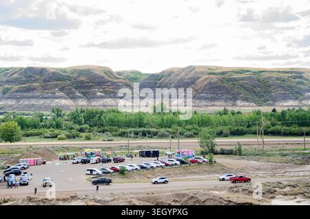Parking touristique avec food trucks près du canyon pittoresque à Drumheller, Alberta, Canada Banque D'Images