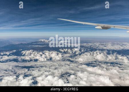 Vue depuis une fenêtre d'avion des Andes, tout en survolant le Pérou Banque D'Images