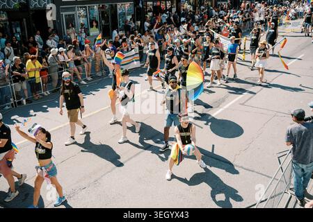 Toronto, Canada - 29 juin 2025 : les artistes et la foule interagissent au défilé Banque D'Images
