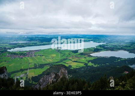 Allemagne, vue aérienne de la montagne Tegelberg au-dessus des lacs Forggensee et Bannwaldsee à Allgäu Banque D'Images