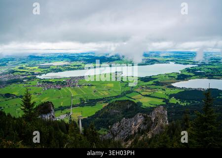 Allemagne, panorama aérien panoramique de Forggensee et Bannwaldsee avec des lignes de téléphérique de Tegelberg Banque D'Images