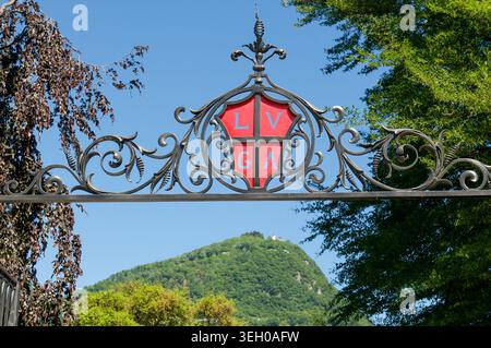 Gros plan des armoiries historiques de Lugano, en Suisse, avec un écusson rouge avec les lettres LVGA Banque D'Images