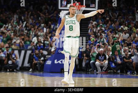 Kristaps Porzingis, centre des Celtics de Boston, célèbre contre le Magic d'Orlando lors des éliminatoires de la NBA au Kia Center le dimanche 27 avril 2025, à Orlando, en Floride. (Photo de Stephen M. Dowell/Orlando Sentinel/TNS/Sipa USA) Banque D'Images