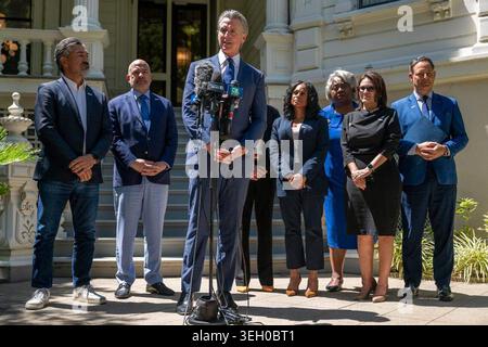 Le gouverneur de Californie Gavin Newsom parle lors d'une conférence de presse sur le redécoupage au manoir du gouverneur dans le centre-ville de Sacramento, Californie, le vendredi 25 juillet 2025, après avoir rencontré les législateurs du Texas sur les plans républicains de redessiner les districts dans cet État. (Photo Daniel Heuer/The Sacramento Bee/TNS/Sipa USA) Banque D'Images