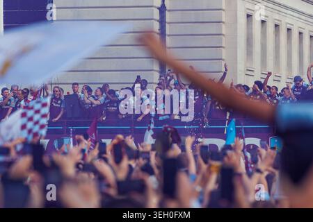 BIRMINGHAM, ANGLETERRE, Royaume-Uni – 21 mai 2026 : des milliers de fans d'Aston Villa se rassemblent devant la Bibliothèque de Birmingham pendant que les joueurs et le personnel célèbrent la victoire du club en Europa League dans le centre-ville de Birmingham. L'Aston Villa a mis fin à une attente de 30 ans pour un trophée majeur après avoir battu Fribourg 3-0 en finale de l'Europa League à Istanbul la veille, avec des supporters dans les rues pour célébrer le triomphe historique. Crédit : JackProPhotographyPictures/Alamy Live News Banque D'Images