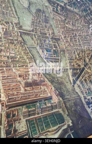 Une carte historique antique de Paris, réalisée par Giovanni Maria Tamburini, est exposée en tant que plan historique dans la collection du Musée Carnavalet. Banque D'Images