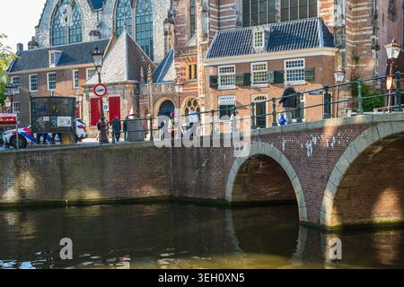 Amsterdam, pays-Bas, 22.04.2026 - Pont de canal historique en briques à l'architecture hollandaise traditionnelle à Amsterdam Banque D'Images
