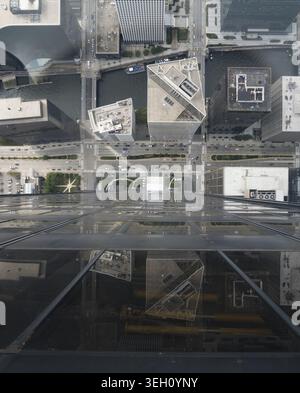 Chicago, États-Unis - 15 septembre 2025 : vue sur la rivière Chicago et les rues de la ville avec la circulation et les toits architecturaux modernes depuis un angle élevé Banque D'Images
