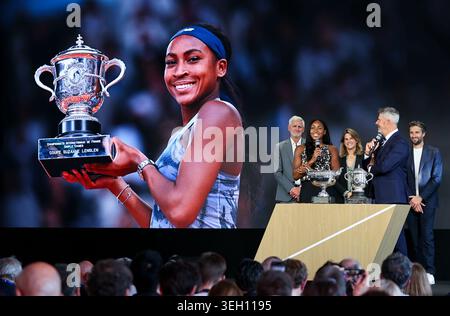 Paris, France. 21 mai 2026. Coco Gauff (2e l) des États-Unis intervient lors du tirage au sort de l'Open de France, au stade Roland Garros à Paris, France, le 21 mai 2026. Crédit : Wu Huiwo/Xinhua/Alamy Live News Banque D'Images