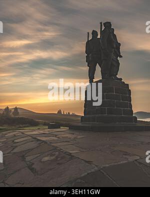 Commando Memorial Silhouette Sunset Spean Bridge Écosse Banque D'Images