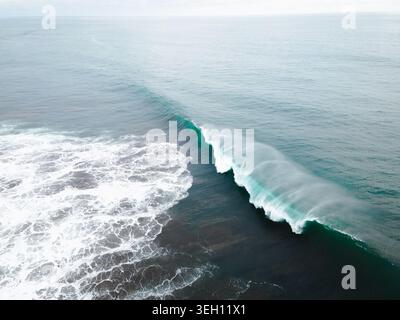Vue aérienne des vagues de l'océan Banque D'Images