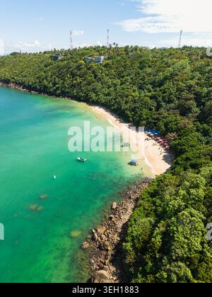 Vue aérienne de Jungle Beach avec de l'eau turquoise, rivage de sable, bateaux et forêt verdoyante à Unawatuna, Sri Lanka. Banque D'Images