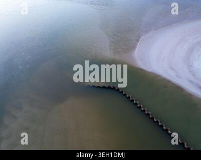 Vue aérienne de Lagoa de Obidos avec un brise-lames en zig-zag et une plage de sable aux eaux turquoises calmes à Foz do Arelho, district de Leiria, Portug Banque D'Images