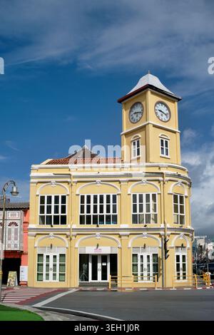 Le monument Phromthep Clocktower dans la zone du patrimoine de la vieille ville dans la ville de Phuket sur l'île de Phuket, Thaïlande, le bâtiment le plus emblématique de la ville Banque D'Images